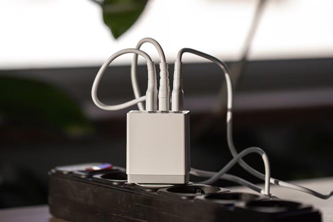 Por queacute deberiacuteas desenchufar el cargador de la notebook- riesgo oculto y maacutes consumo de luz
