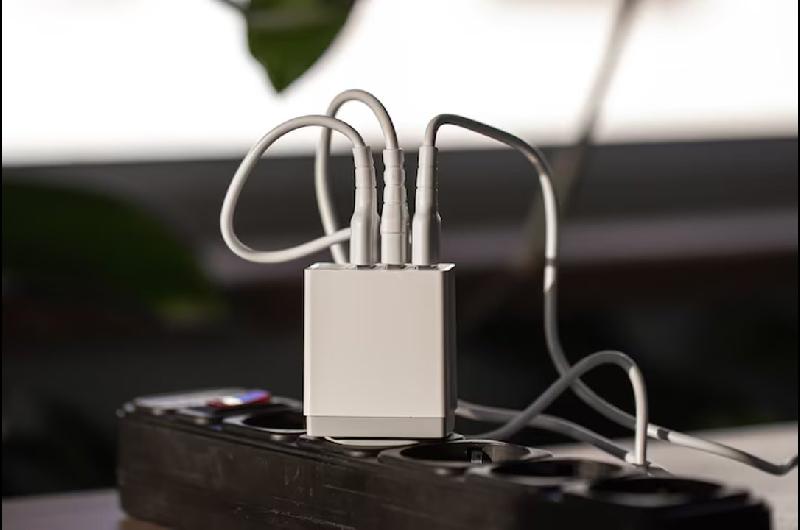 Por queacute deberiacuteas desenchufar el cargador de la notebook- riesgo oculto y maacutes consumo de luz