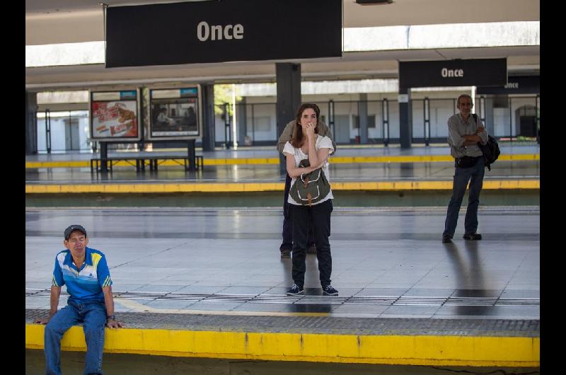 El tren Sarmiento volvioacute a funcionar con normalidad tras fallas que generaron caos y quejas de los pasajeros