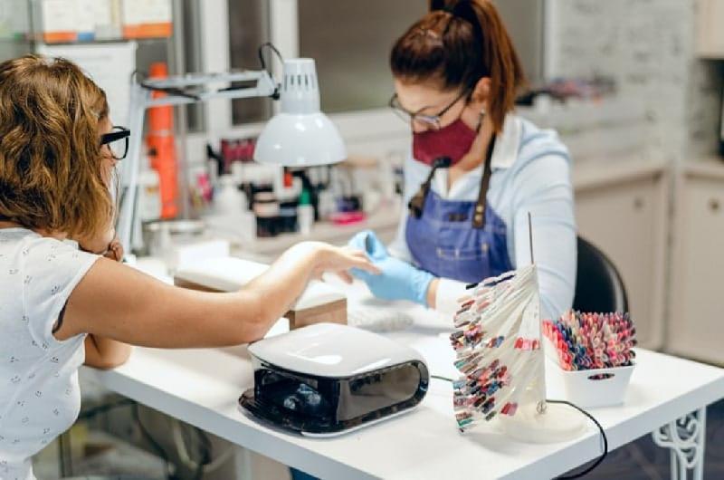 Los variados disentildeos de untildeas de moda que llegan de Europa acercan la manicuriacutea al arte
