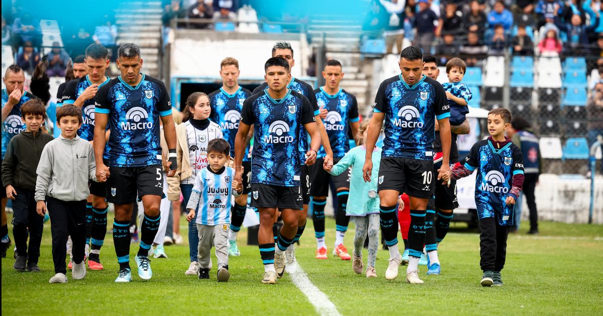 Gimnasia da pelea en un torneo de paridad absoluta