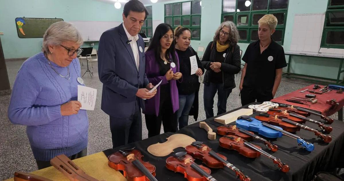 Entregaron instrumentos musicales y mobiliario a la fundacioacuten Muacutesica con alas