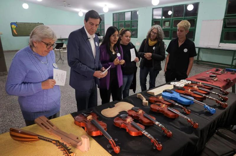 Entregaron instrumentos musicales y mobiliario a la fundacioacuten Muacutesica con alas