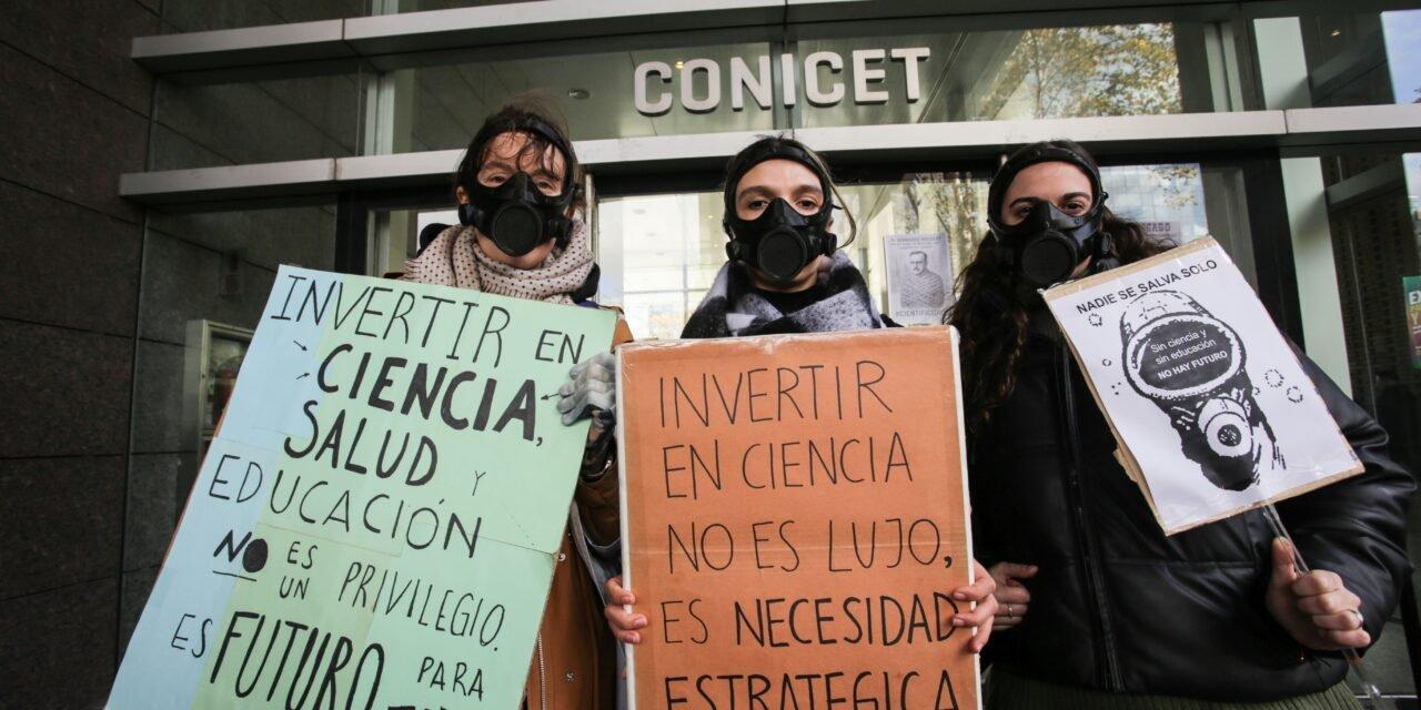 La comunidad cientiacutefica se movilizoacute en todo el paiacutes para visibilizar la falta de inversioacuten en el sector