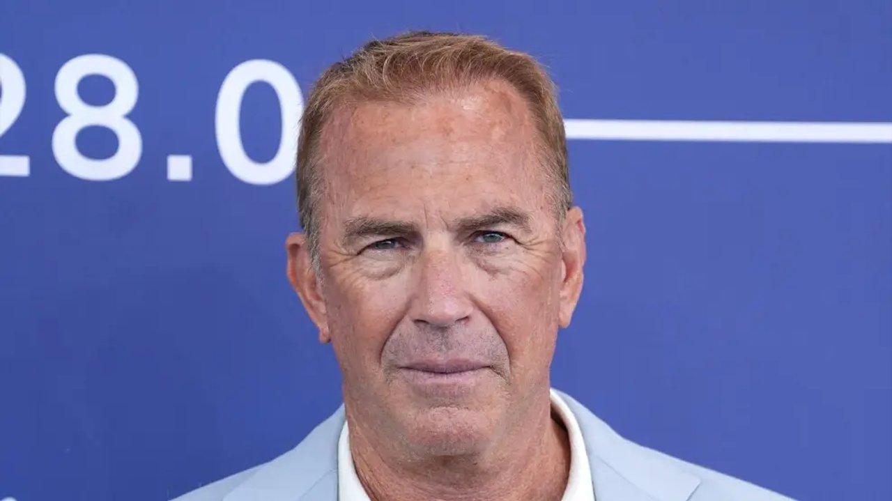 Una actriz doble de riesgo denuncioacute a Kevin Costner tras filmar una escena de violacioacuten no guionada
