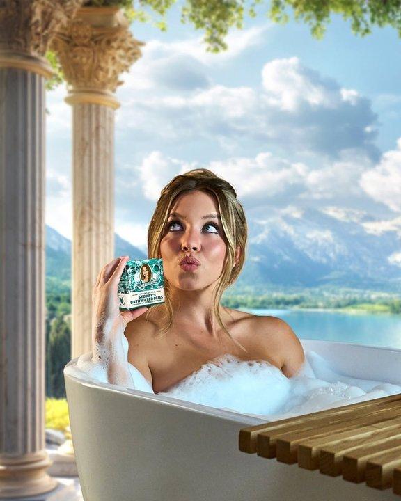 Sydney Sweeney vende un jaboacuten hecho con el agua que usoacute para bantildearse y cuenta a queacute huele