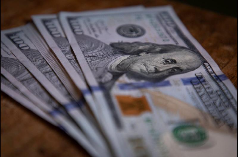 Ya es maacutes caro comprar doacutelares en el homebanking que en las cuevas