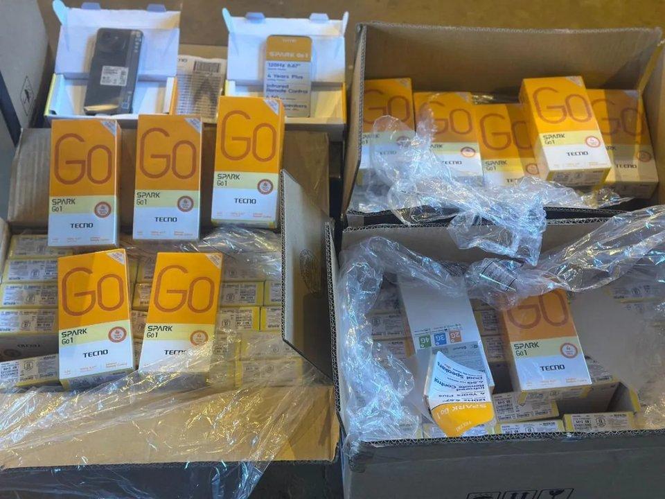 Aduana incautoacute maacutes de 20000 celulares de contrabando en un operativo