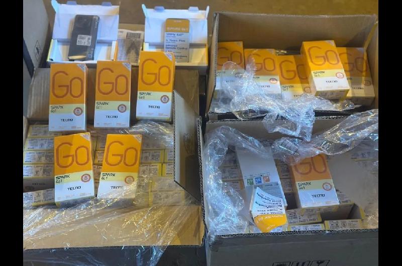 Aduana incautoacute maacutes de 20000 celulares de contrabando en un operativo