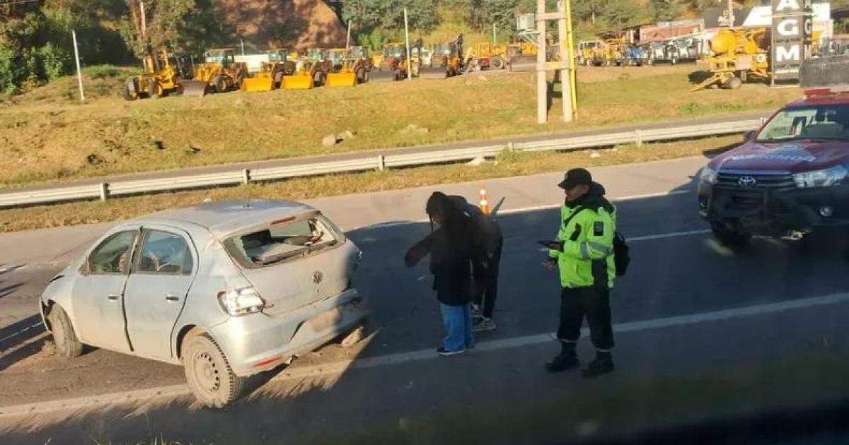 Choque entre dos autos uno terminoacute en contramano frente a la nueva terminal