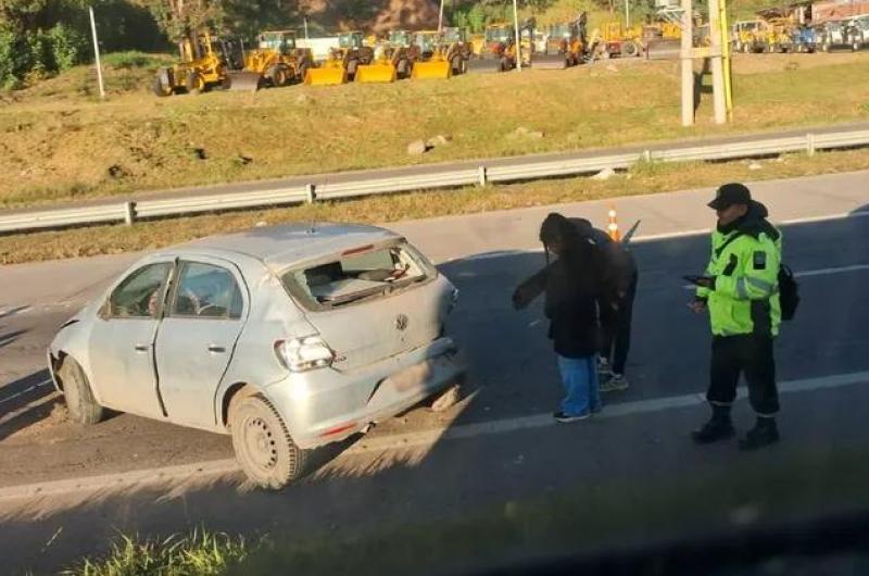 Choque entre dos autos uno terminoacute en contramano frente a la nueva terminal