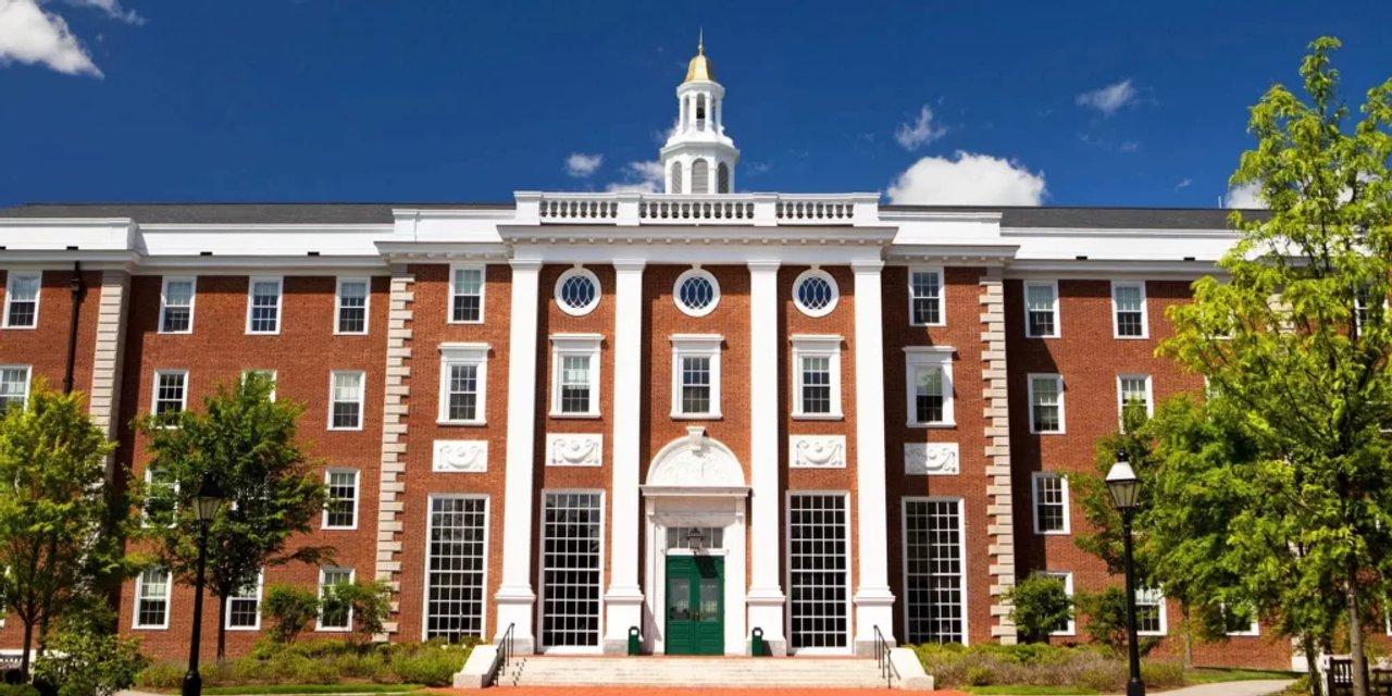 Frenan la medida que prohiacutebe a la Universidad de Harvard matricular estudiantes extranjeros