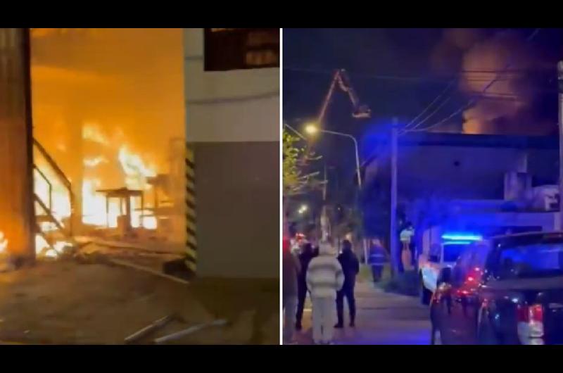 Feroz incendio en una pantildealera de Lomas del Mirador
