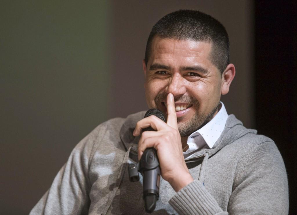 Despueacutes de despojarlo de su DT Riquelme arremete contra San Lorenzo y busca arrebatarle una figura