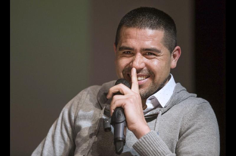 Despueacutes de despojarlo de su DT Riquelme arremete contra San Lorenzo y busca arrebatarle una figura