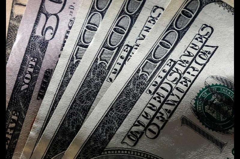 El doacutelar minorista ya llegoacute a 1210 y en mayo las reservas cayeron en USD 2100 millones