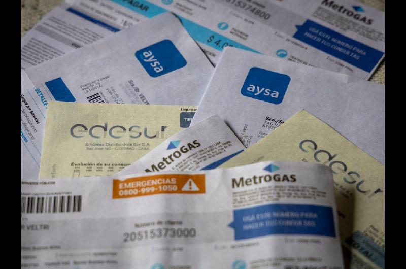 Junio llega con aumentos en luz gas agua colectivos y combustibles