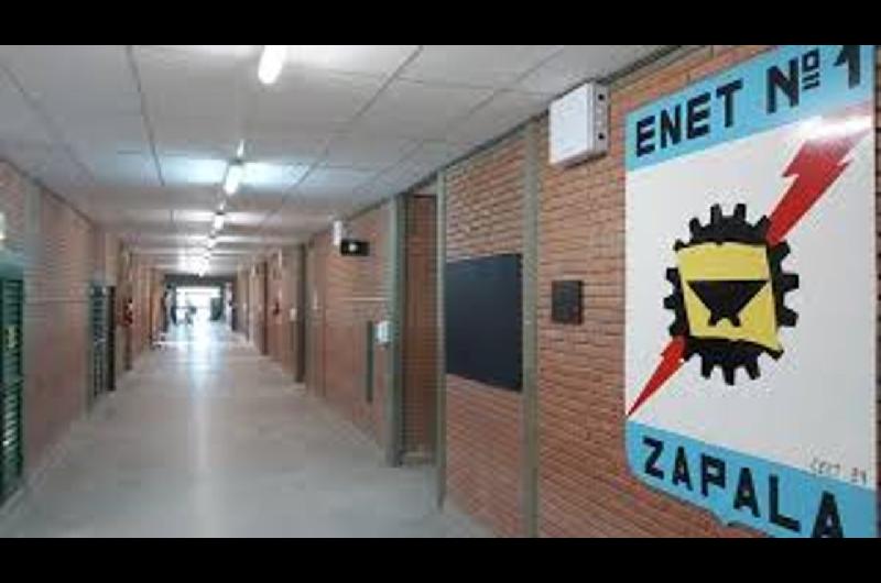Golpeoacute a dos docentes porque le retuvieron el vapeador a su hijo- suspendieron las clases en Zapala