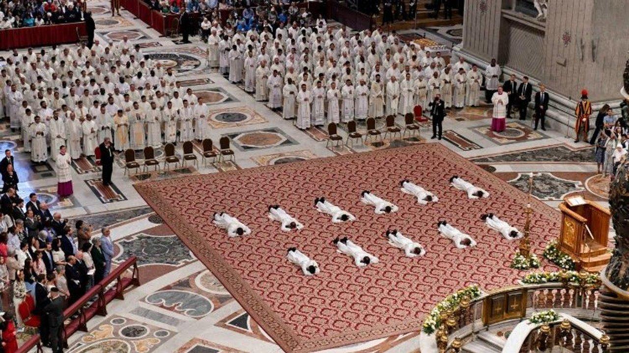 Leoacuten XIV llamoacute a los nuevos sacerdotes a ser creiacutebles y sanar una Iglesia herida