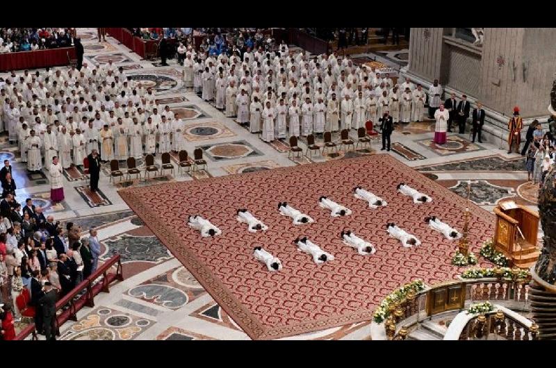 Leoacuten XIV llamoacute a los nuevos sacerdotes a ser creiacutebles y sanar una Iglesia herida