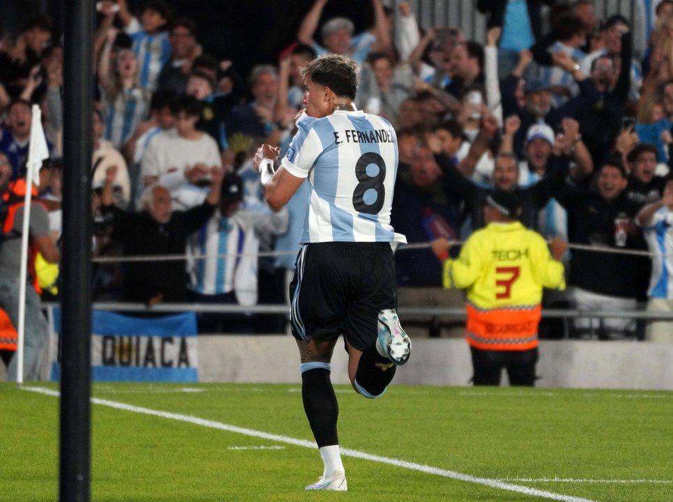 Enzo Fernaacutendez llegoacute para sumarse a la Seleccioacuten argentina y se refirioacute a Franco Mastantuono- ldquoEs un crackrdquo