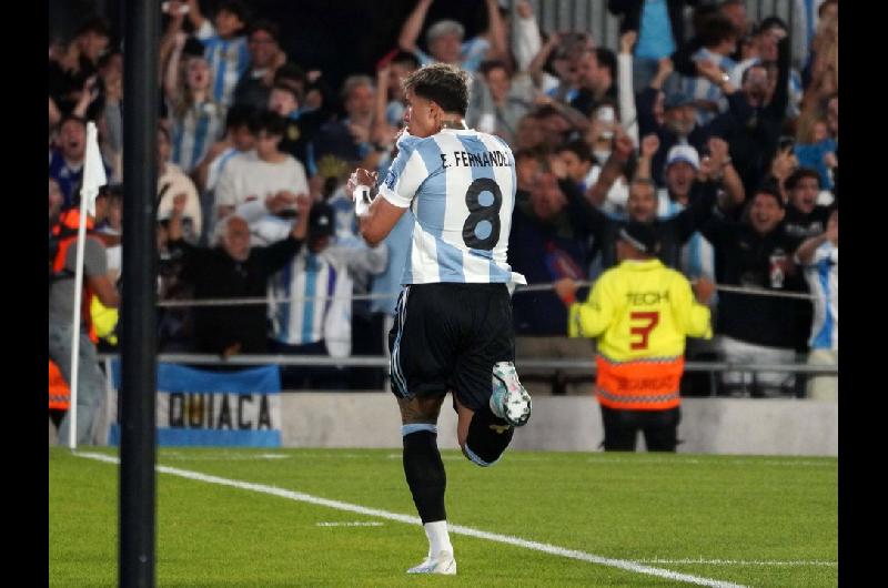 Enzo Fernaacutendez llegoacute para sumarse a la Seleccioacuten argentina y se refirioacute a Franco Mastantuono- ldquoEs un crackrdquo
