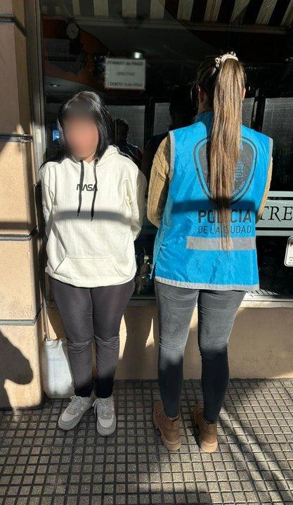 Ofreciacutea casas del IVC por un milloacuten de pesos y fue detenida