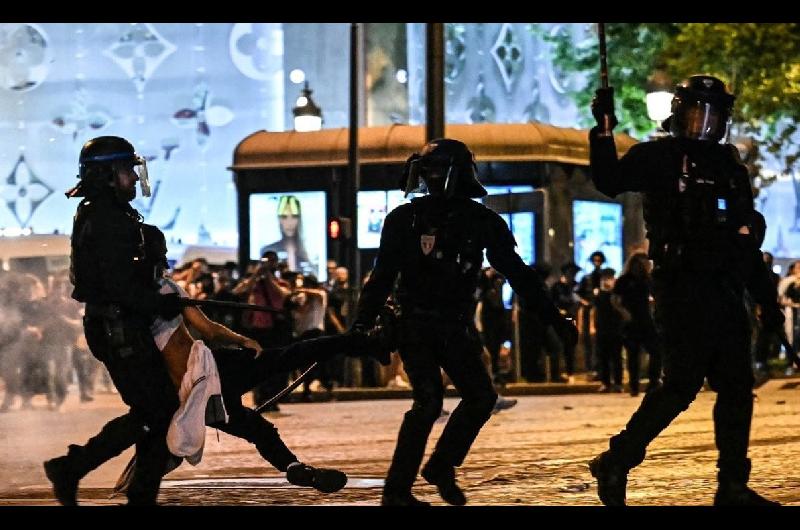 Incidentes en Pariacutes tras el tiacutetulo del PSG- autos quemados desmanes y maacutes de 60 detenidos