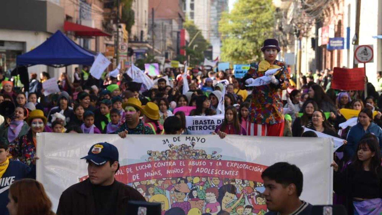 Marcha en Paraguay- cientos de chicos protestan contra el abuso y exigen que no cierren Ministerio de la Nintildeez