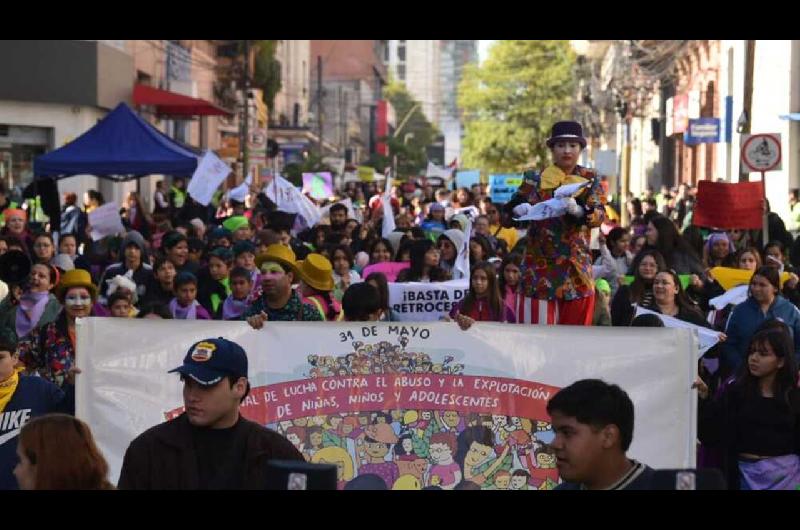 Marcha en Paraguay- cientos de chicos protestan contra el abuso y exigen que no cierren Ministerio de la Nintildeez