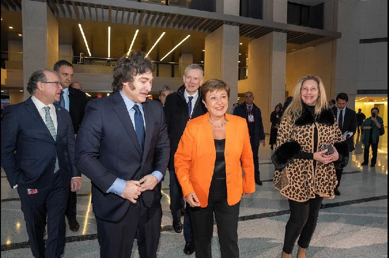 Javier Milei prometioacute reservas por US 50000 millones pero en mayo cayeron maacutes de US 2000 millones
