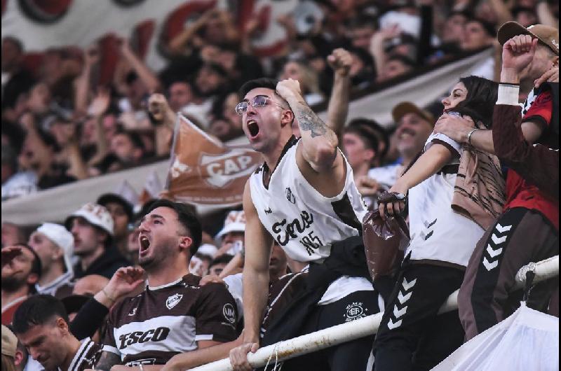 iexclPlatense histoacuterico La emocioacuten de sus jugadores cuerpo teacutecnico e hinchas por el tiacutetulo en el Torneo Apertura