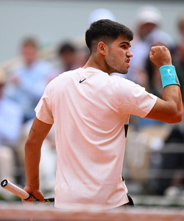 Un Alcaraz indomable avanzoacute en Roland Garros y ya estaacute en cuartos de final