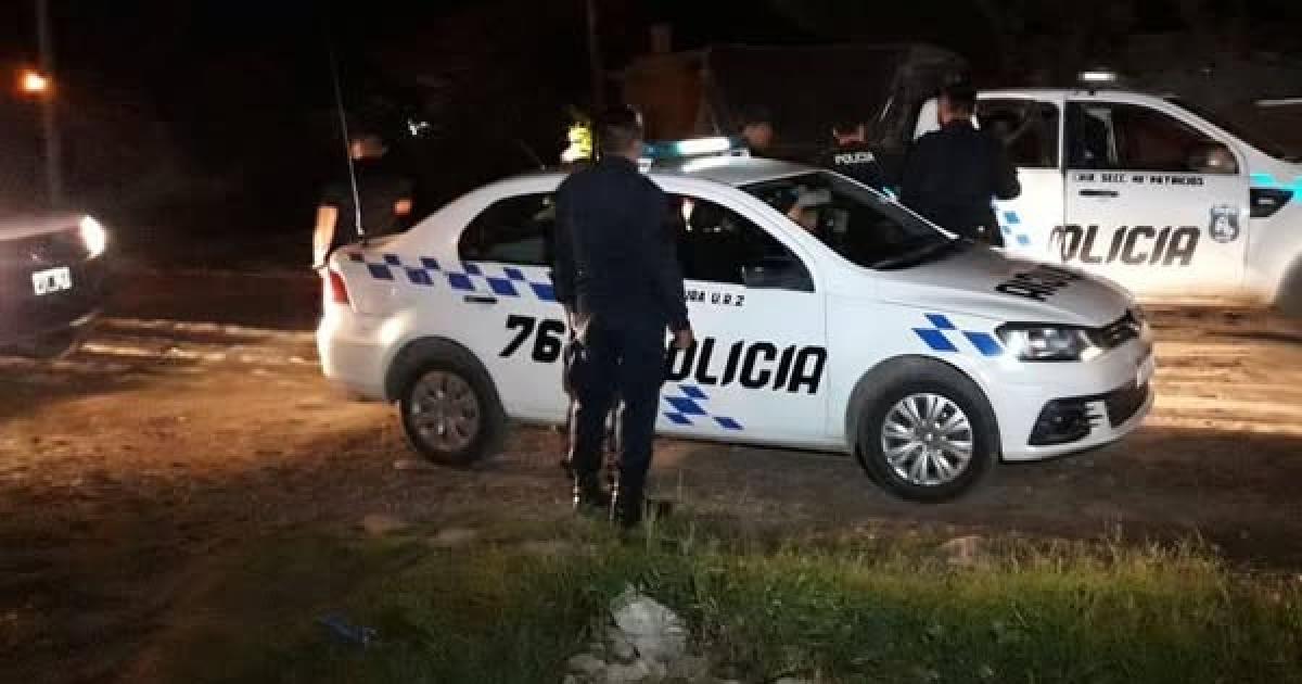 Vecinos quisieron frenar la detencioacuten de tres sujetos que comercializaban droga