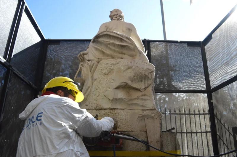 Siguen los preparativos para trasladar esculturas