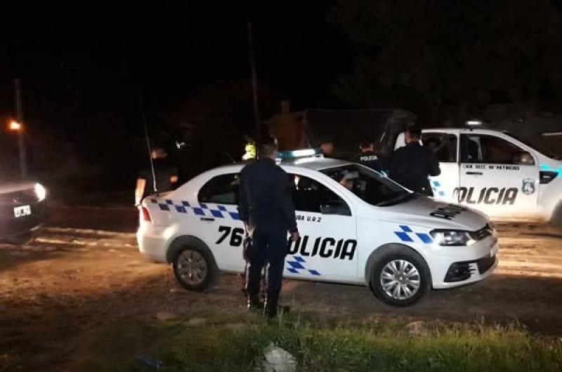 Vecinos quisieron frenar la detencioacuten de tres sujetos que comercializaban droga