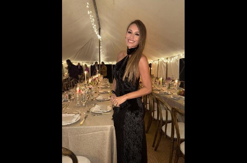Pampita deslumbroacute con un vestido negro en el cumpleantildeos de Martiacuten Pepa