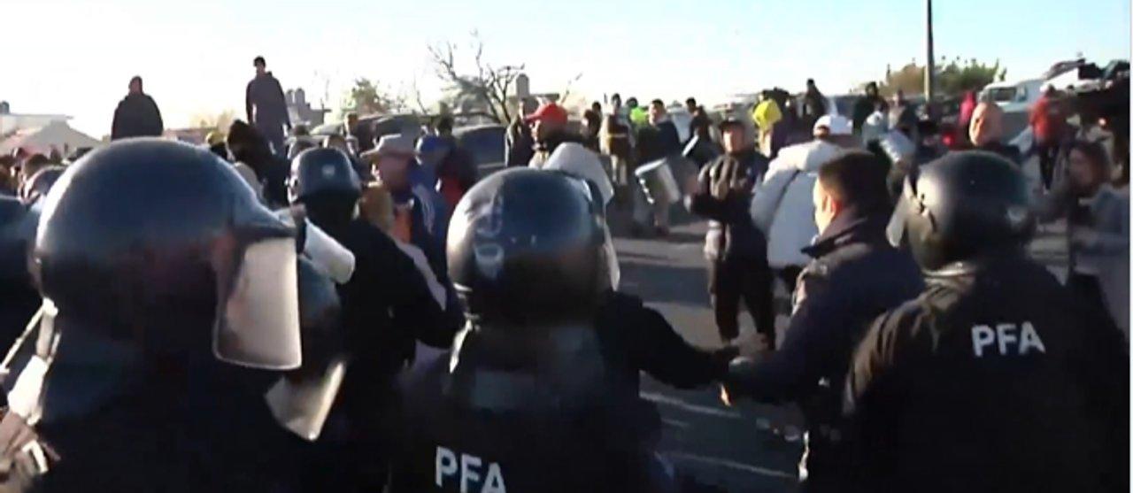 Tensioacuten en Puente La Noria- trabajadores de La Salada cara a cara con la Policiacutea