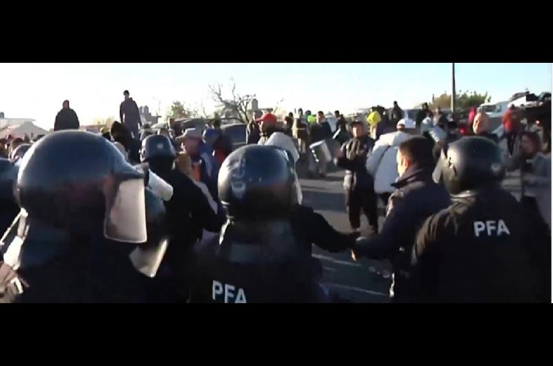 Tensioacuten en Puente La Noria- trabajadores de La Salada cara a cara con la Policiacutea