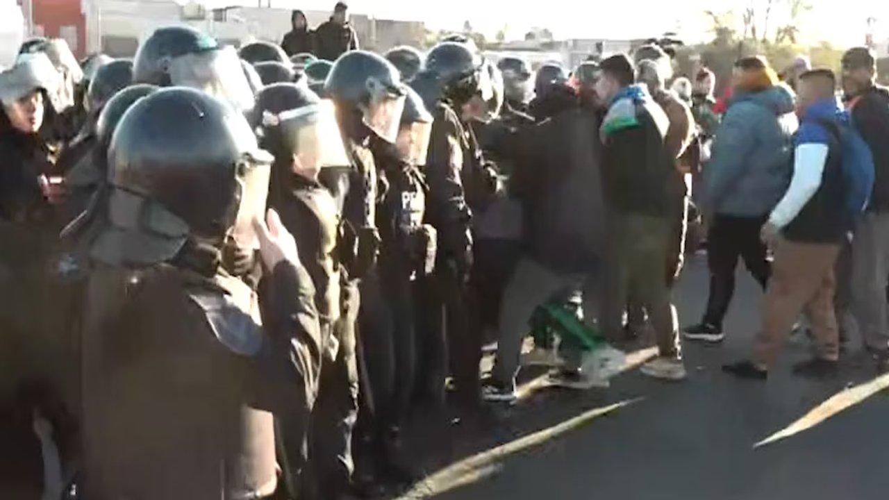 Puesteros de La Salada cortaron Puente La Noria y hubo incidentes con la Policiacutea