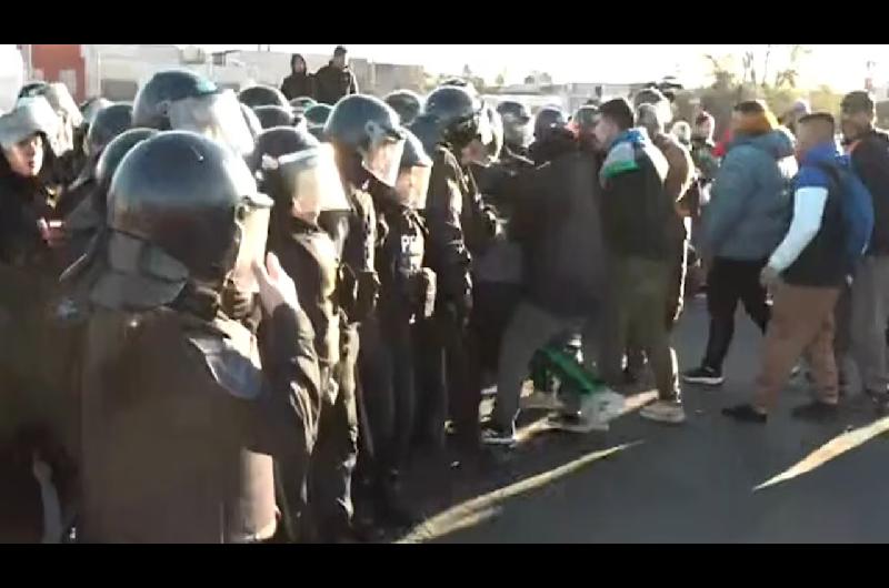 Puesteros de La Salada cortaron Puente La Noria y hubo incidentes con la Policiacutea
