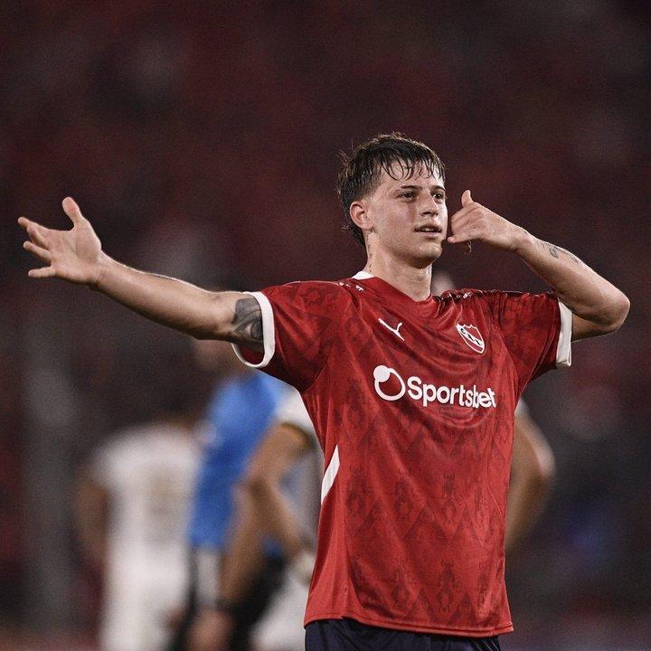 El jugador de Independiente Diego Tarzia fue visto en una playa con la modelo Sasha Ferro