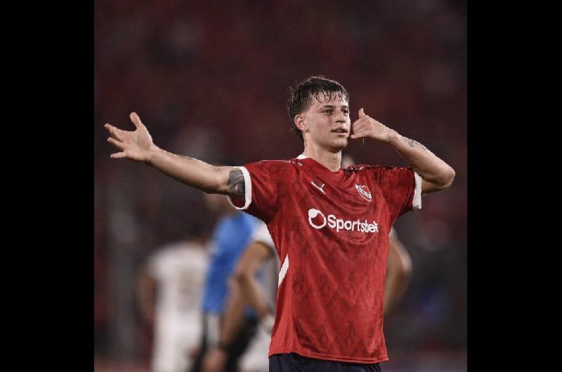 El jugador de Independiente Diego Tarzia fue visto en una playa con la modelo Sasha Ferro