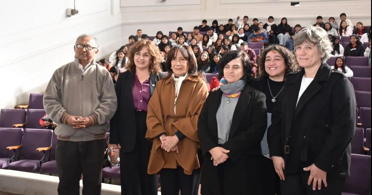 Inicioacute ciclo de capacitacioacuten sobre geacutenero y violencia digital para alumnos secundarios
