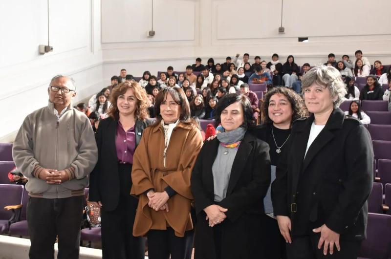 Inicioacute ciclo de capacitacioacuten sobre geacutenero y violencia digital para alumnos secundarios