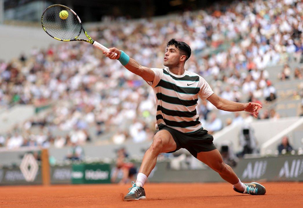 Alcaraz que defiende la corona quiere meterse en las semifinales de Roland Garros