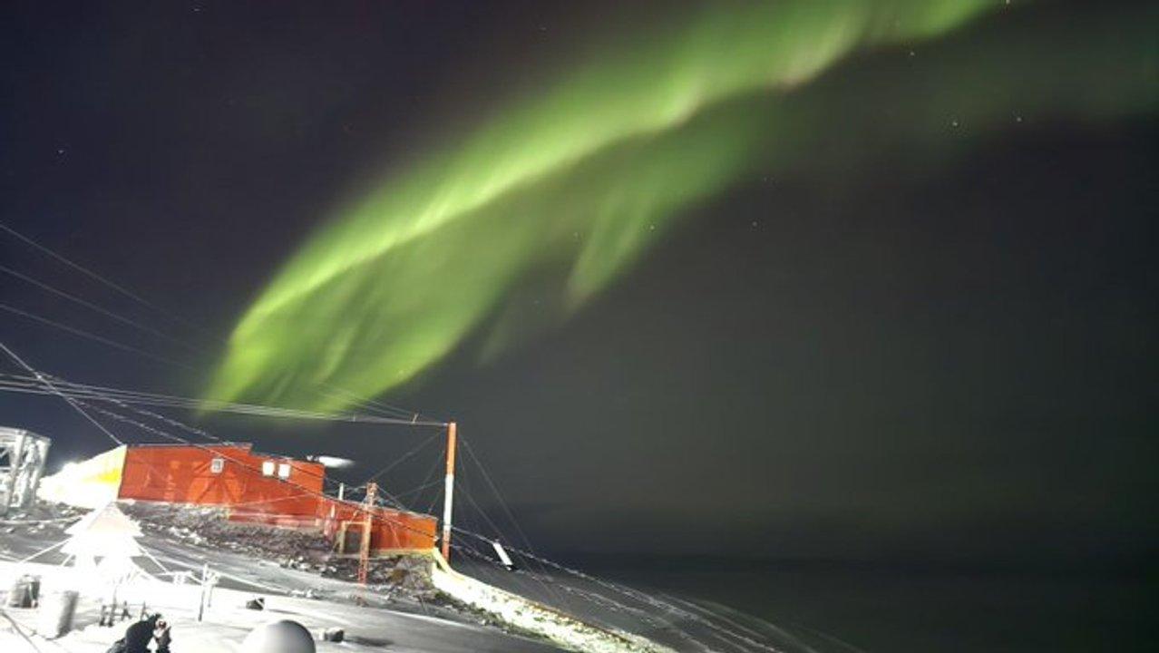 Hermosas postales- asiacute se vieron las auroras australes en la Antaacutertida