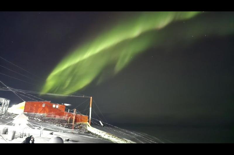 Hermosas postales- asiacute se vieron las auroras australes en la Antaacutertida