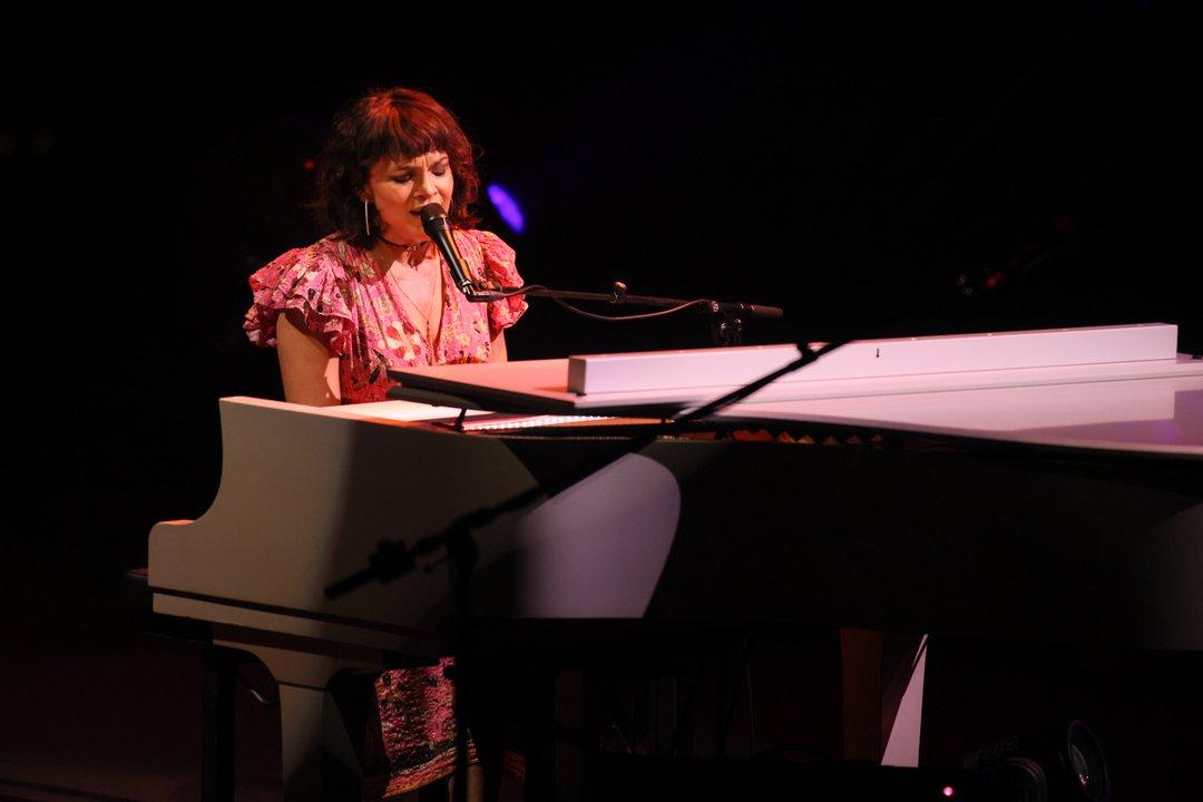 Norah Jones cautivoacute con su voz en el Movistar Arena