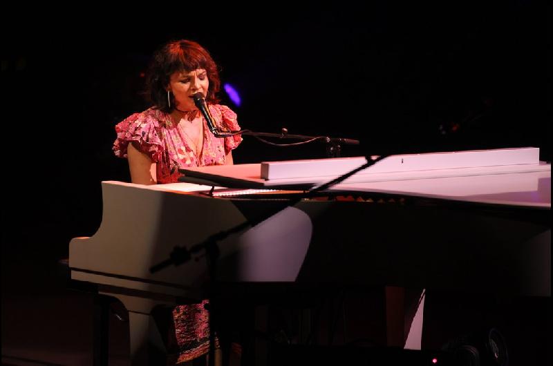 Norah Jones cautivoacute con su voz en el Movistar Arena